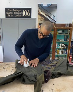 77K views · 696 reactions | Through long country walks, blustery British weather and all of life’s adventures, Barbour jackets are made to last. Therefore, we collaborated with presenter and friend of Barbour, Jay Blades, to bring you a simple, 5-step guide to re-waxing your beloved Barbour jacket at home. Discover more: https://barbour.uk/2W6vOaX #BarbourWayOfLife | Barbour | Facebook