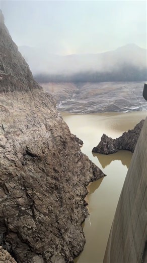 Does emptiness scare you? Vidraru Lake without water looks less like Romania and more like a geological anomaly, a place where scale feels distorted and color seems to have evacuated overnight. What should be reflective blue becomes a vast mineral plain of clay, silt, and stone, scored by retreating currents. Tourism usually sells fullness and spectacle. Here, the shock comes from absence, and it feels deliberate, almost confrontational. Completed in 1966, Vidraru Lake was formed after the Argeș