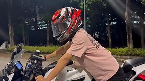 AGV K6 S REEVAL HELMET All the technology developed for professional MotoGP™ riders, in a helmet that’s ideal for every road use. K6 S is the essence of versatility, developed for maximum performance. Suitable for every type of riding and all road surfaces, it incorporates the best characteristics from the sport and touring worlds and is ideal for taking on any two-wheeled challenge, from leaning into the turns on winding roads to long-range trips, by way of everyday city rides. Its carbon and a