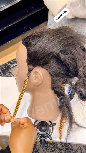 Beginner-friendly overhand knotless braid tutorial. #braidingtutorial #howtobraid #knotlessbraids