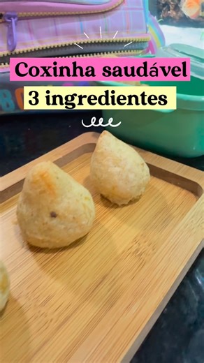 Gabriella Ibraim on Instagram: "Essa massa é coringa! Ela fica crocante por fora e bem macia por dentro. Ingredientes • Batata: 5 unidades pequenas (preferencialmente a batata Asterix, aquela da casca rosada, que tem menos água). • Frango: 1 xícara de frango cozido, temperado e bem desfiado. • Farinha de Aveia: 2 colheres de sopa (pode precisar de um pouquinho mais dependendo da umidade da batata). • Sal: Uma pitada para o cozimento. • Opcional: Temperinhos verdes (salsinha/cebolinha) na massa. 