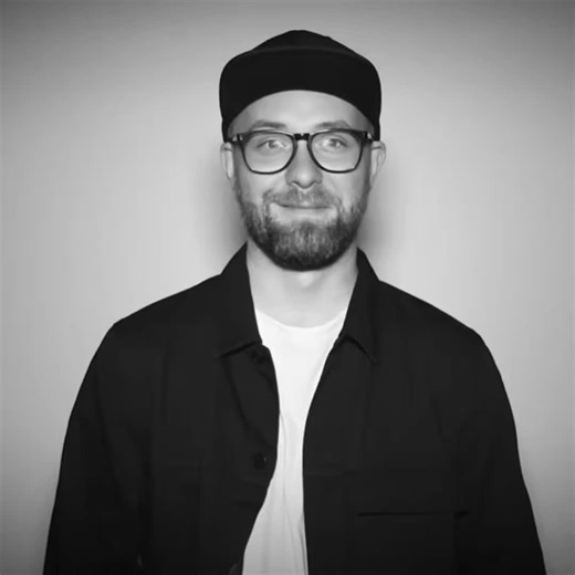 Mark Forster begleitet uns durch Alltag, Herzchaos und gute Laune – egal ob Kopfhörer oder Lautsprecher, die Songs sitzen immer. Wir sind riesige Fans und träumen davon, ihn endlich live zu sehen. Wenn ihr uns unterstützen wollt: PayPal ist im Bio 💛🎶#markforster #fanaccount #fy #viral_video #edit
