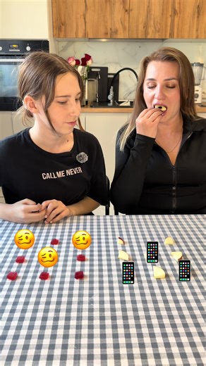 Как думаете? Нужен ребенку такой телефон или обойдется ? 😅 за кого болели? 👇🏻 спасибо за подписки. ✨ #игры @roksawww