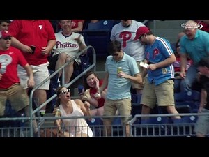 SF@PHI: Fan makes one-handed grab, gives ball to girl