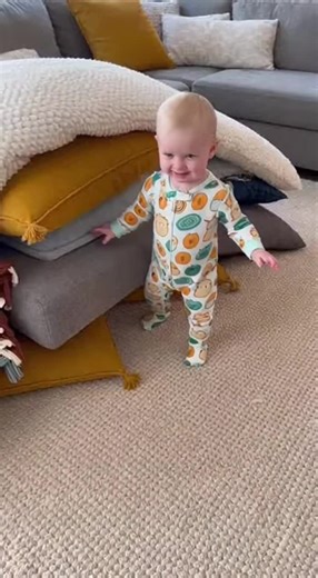 A wobbly baby sets up the most dramatic slow-motion fall into a giant pillow mountain while the parents gasp and film. Just when everyone thinks it’s over, the family dog decides to copy the stunt—with even more chaos and laughter.