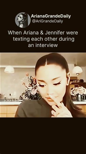 When Ariana & Jennifer were texting each other during an interview #arianagrande