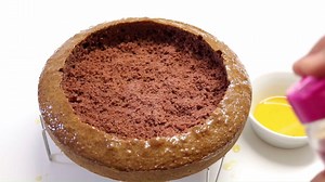 GÂTEAU A LA MOUSSE AU CHOCOLAT FACILE 😍 Pour le gâteau 200 g de farine 190 g de sucre 5 œufs entier 1 cuillère a soupe de bicarbonate de soude 3 cuillères a soupe de cacao en poudre 50 g de beurre fondu Pour la mousse au chocolat 200 g de chocolat noir 3 œufs 50 g de beurre | Cuisine et Déco