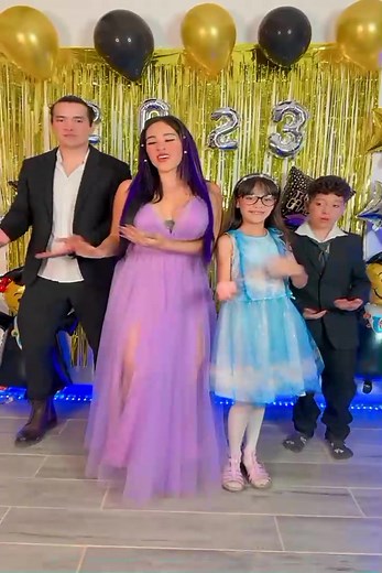 4.2K views · 162 reactions | 12_Hicimos NERD VS POPULAR en el baile de graduación!! 凉﫶 Tienen sin duda que ir a ver este video ya está arriba en el mío KARLA BUSTILLOS | Noon Kate | Facebook