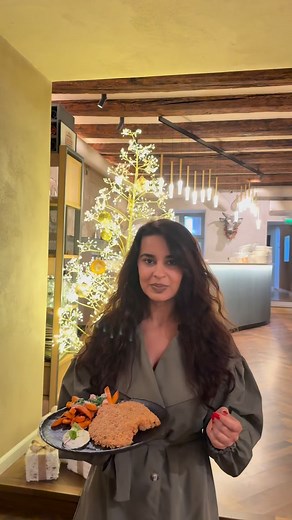 În bucătăria Cucina di Paolo am creat un nou răsfăț culinar: Snitel di manzo, cartofi dulci și sosul inconfundabil al bucătarului-șef. Un preparat în care frăgezimea cărnii, echilibrul aromelor și eleganța prezentării se întâlnesc într-o poveste proprie. Te așteaptă în Piața Mare nr. 10, acolo unde gustul devine experiență. 🍽️✨ | Cucina Di Paolo