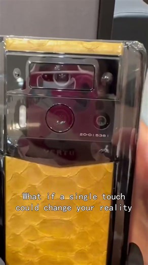 Golden python leather. Power by design. VERTU MetaMax.