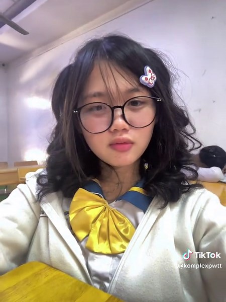 វីដេអូ​របស់ ☆ (@komplexpwtt) ជាមួយ flaming hot cheetos by clairo - 🎧🖤💋