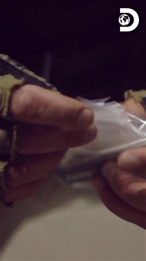 La policía muestra cómo se divide el contenido en bolsas pequeñas para su comercialización ⚖️🛑 #OperaciónFronteraBrasil Descubre más contenidos como este en #HBOMax Suscríbete ahora https://bit.ly/MAX-DiscoveryLA | Discovery Latinoamérica