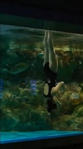 Doing a handstand spin while swimming backstroke underwater? 🧜‍♀️