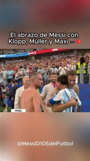Messi's hug with Klopp, Müller and Maxi ❤️
