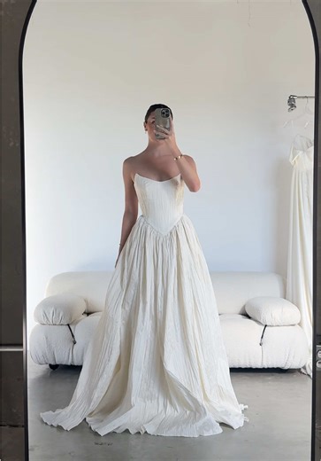 Trying on a strapless wedding dress #taffeta #chicweddingdress #bride