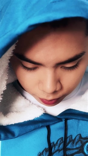 🌬️ With the coolness of fall setting in, our anime-inspired blanket hoodies are the ideal layer to keep you cozy. Snuggle up with your favorite characters and binge-watch the latest series as the temperatures dip and the cozy season unfolds! ❄️ #AnimeFashion #CozyStyle #AnimeApe #AnimeInspiredApparel #AnimeStyle