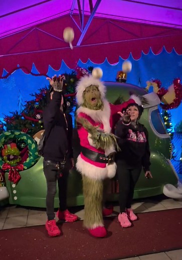I was not planning on eating an onion but you can’t say no to the Grinch😂💚💚#grinch#grinchmas#universalstudioshollywood #fyp#parati