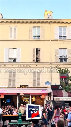 Cel mai tare flashmob pe care l-am văzut în ultima vreme a umplut ieri străzile Parisului, unde, din fiecare colț, răsuna iconica piesă ‘Bohemian Rhapsody’ a trupei Queen 🎶 Freddie Mercury sigur a zâmbit și el, de oriunde ar fi 💙 Ați vedea ceva asemănător în România? Dacă da, în ce oraș și pe ce piesă? #digifm #casastii #newsicradio #morningshow #music #flashmob #bohemianrhapsody #queen #freddiemercury #paris | Digi FM