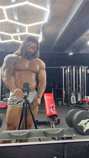 Craig Morton | Never know what kind of bar I’ll be in 😜 #flexfriday #gymrat #bartime | Instagram