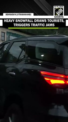 Heavy Snowfall draws tourists, triggers traffic jams on Dehradun–Mussoorie road