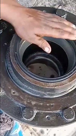 how to insert hub oil seal #enginevalve #huboilseal #grease #hub #wheelhub