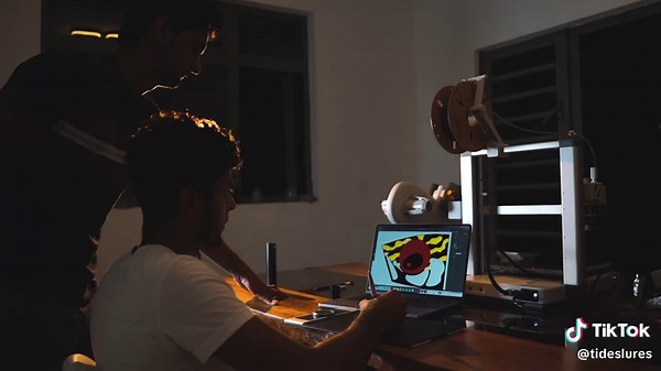 At Tideslures, venturing into the world of big game marlin lures wasn’t something we had originally planned, but sometimes the best opportunities come when you least expect them. For our new Kona Marlin Lure prototype, we were fortunate to have the guidance and expertise of @bricelagesse —one of the most knowledgeable figures when referring to big game fishing in Mauritius. Brice’s support and insight were crucial at every step, helping us design, balance, and perfect this lure for optimal perfo