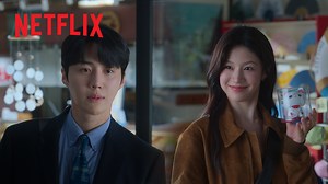 Las emociones entre una celebridad y su intérprete se pierden en la traducción mientras viajan por el mundo para grabar un programa de televisión. ¿Conseguirá el amor encontrar su propio lenguaje? '¿Cómo se traduce este amor?' llega el 16 de enero. | Netflix