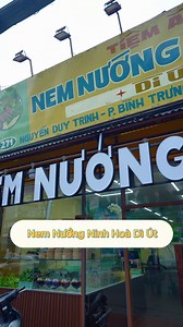 🍜 Đậm vị quê nhà với mẹt Nem Nướng Ninh Hoà chỉ từ 65K tại Sài Gòn 💛 Trưa nắng, chẳng gì sướng bằng rủ hội bạn thân đi ăn món quen – vừa được ngồi máy lạnh, vừa thưởng thức các món ăn thơm ngon 🥢 Một tô Bún Nem Nướng đầy đặn, nem nướng vàng ươm, rau sống tươi rói, nước mắm ngon đúng vị – nhìn là muốn ăn ngay! 🌸 Hay là món Phở Cuốn Nem Nướng thanh mát, chấm cùng nước sốt độc quyền của Dì Út 🍃 Ăn một đũa lại thấy nhớ mùi khói bếp của mẹ – cái vị thân thuộc mà không phải chỗ nào cũng có. 📍Rủ 