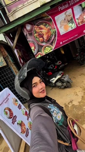 Warung makan depan toko hanyar haja Grand Opening🤩 Menjual berbagai menu serba 15 ribuan👌🏻 Banyak pilihan menu nang bisa buhan pian coba‼️ Selain makanan, ada cemilan jua sanak ai. Besttt banar sambal acan Banjar nang bahiris ramania🤤 Langsung ja buhan pian gaskeun kesini lah‼️ - Warung Makan Depan Toko - 📍Jln. Lambung Mangkurat, Palampitan (seberang toko Shafa Kosmetik) Buka setiap hari mulai jam 10.00 pagi - 09.00 malam✨ #fypシ #reelsinstagram #viraltiktok #serba15ribu