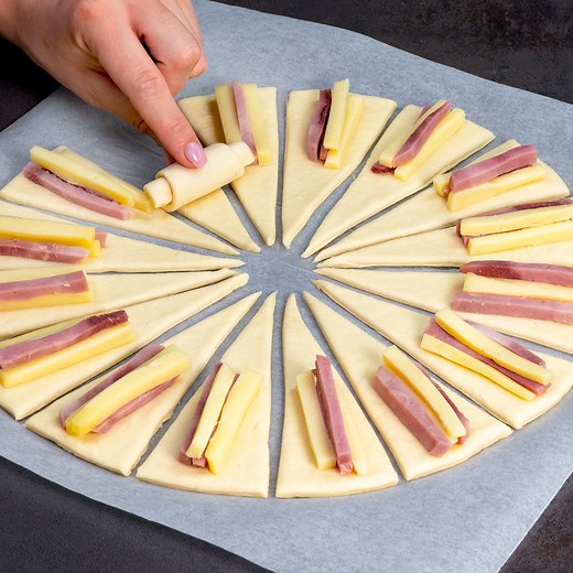 33K views · 80 reactions | Successo garantito! L'antipasto più semplice e goloso, in soli 15 minuti! Ingredienti: pasta sfoglia: 400 g prosciutto: 150 g formaggio: 150 g uova: 1 pz La salsa: cipolla: 50 g aglio: 10 g panna da cucina: 100 ml brodo di pollo: 100 ml timo: 5 g rosmarino: 8 g parmigiano: 40 g | Saporito.tv | Facebook