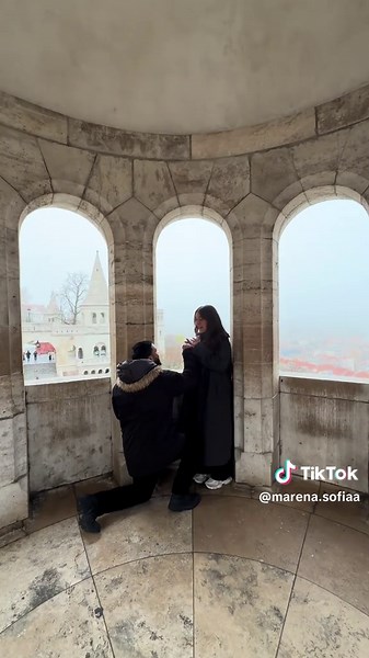 Pedro siempre me dice “vente una foto” y también me esta secretiando todo el tiempo lo último que yo pensaba es que me fuera a proponer ESTABAMOS TAN NERVIOSOS, no esperaba esto nivel yo no se ni donde iba el anillo de compromiso😂 pero wow el mejor secreto que me has dicho ever!! 💍 #fyp #parati