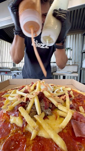 Pizza de Costco hecha burrito?! 🍕🌯 #socos Blazz California Burritos #burrito #pizza #costco | Socos Food