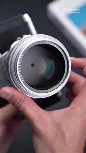 仅售1630！铭匠光学银色版75mm F1.5全画幅镜头发布，4组6片结构，13片光圈叶片，蕞近对焦距离 0.75米，镜身全金属材质，重约562-669g，具备 M42卡口，首发 仅1630
