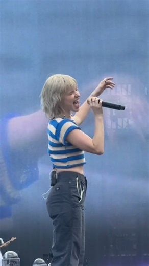 ❤ PARAMORE❤ on Instagram: "😍 #hayleywilliams #yelyahwilliams #paramore #concert Cred tik tok Victor rolin"