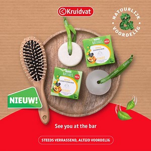 Vergeet flessen en flacons 🧴 ✋🏼 … NIEUW van Kruidvat Natures: shampoo en conditioner solid bars! 🧼 Niet alleen heerlijk voor je haar, je laat ook een kleinere ecologische voetafdruk 👣achter ten opzichte van een fles vloeibare shampoo of conditioner🧴🌎 https://bit.ly/3rUWiu8 | Kruidvat NL