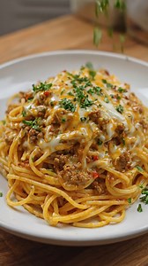 Cheesy Garlic Butter Beef Spaghetti 🧀🍝 Prep Time: 10 minutes Cook Time: 30 minutes Servings: 6 Calories per serving: ~600 kcal Ingredients: 🛒 For the Pasta: 18 oz spaghetti For the Beef 1½ lbs lean ground beef Salt and black pepper, to taste For the Garlic Butter Base: 3 tbsp olive oil 3 tbsp butter 1½ small onions, finely diced 4–5 garlic cloves, minced For the Creamy Cheese Sauce: 1½ tsp dried oregano 1½ tsp garlic powder 3 tbsp all-purpose flour 1½ cups broth (beef or chicken) 3 cups heavy
