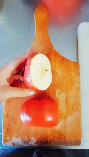 #croatia #zagreb #2020 #barcodemitra #vegan #veganburger #veganfood #big #small #kosjenka #regoč #vegtables #apple #salad #veganmayo #walnuts #green