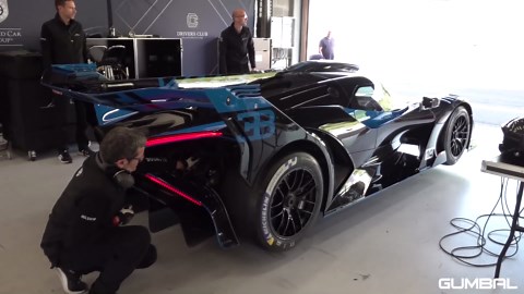 Bugatti Bolide greift die Rennstrecke mit voller Geschwindigkeit an