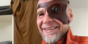 «Мені важливо, щоб людина посміхнулася». Художник Bob Basset створив маску для захисника Маріуполя з позивним Крішна, який втратив око