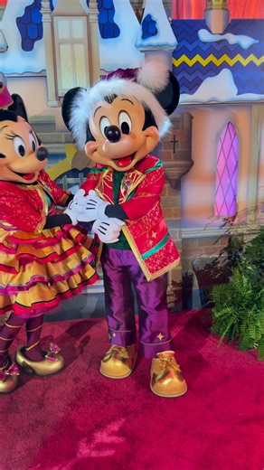 Good morning from Disneyland! We had the best time hanging out with our favorite Disney pals and seeing them in their festive new Holiday outfits! 🎄✨❤️ #disneyland #disneyholidays #disneyparks #disney #Christmas #FestiveFun | Disney Addicts