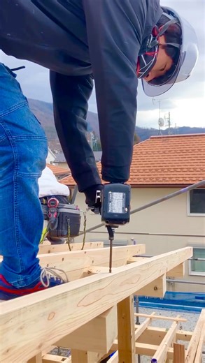 . 建て方 Part3👷‍♂️ 屋根まわりの工程へ🏠 小屋組みをして垂木を固定し、 その間に断熱材(ネオマフォーム)を敷き込んでいきます。 ジョイント部分や細かなすき間は、 発泡ウレタンと気密テープで丁寧に処理。 見えなくなる部分だからこそ、 細部まで手を抜かず仕上げていきます。 通気層を確保しながら野地板を張り、 最後に外周をシートで養生、 飛散防止をしっかりと行います。 １日かけて建て方の工程は完了です！ 木族の家 🏠本社ショールーム 松本市大手2-8-6 0263-39-8822 🌲ワークショップ 東筑摩郡山形村5687-8 0263-98-3855 ⁡ ⁡ #木族の家 #松本市工務店 #木の家 #建て方 #新築 | 木族の家