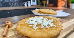 Τυρόπιτα με 3 υλικά, έτοιμη σε 5 λεπτά - Η καλύτερη συνταγή! (vid)