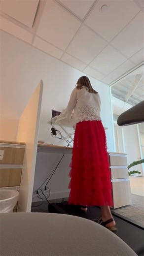 Desk-bound corporate life? ‪@SperaxOfficial‬ #Sperax #SperaxP1 #WalkingVibrationPad #SperaxPacers)