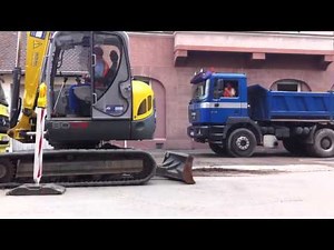 Bagger und Lastwagen auf der Baustelle HD