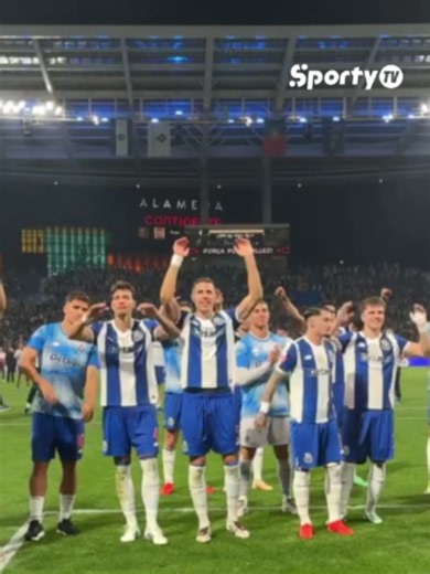 Porto celebrate after winning the Clássico against Benfica! 🔵⚪🎉 A huge party at the Estádio do Dragão! 🔥 #SportsOnTiktok #porto #benfica