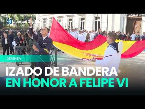 Gran homenaje a Felipe VI: El imponente izado de bandera