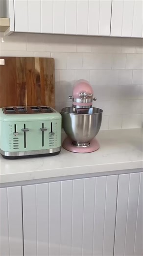 Mix and match your stand mixer with our breakfast range colours - almond cream, pistachio, empire red, stainless steel, black matte and the NEW onyx black and porcelain white. Which colour toaster and kettle would you like in the collection next? #KitchenAid #MadeWithKitchenAid #Breakfast #Toaster #Kettle | KitchenAid Australia and New Zealand