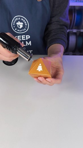 🎄 A few days ago we dropped these adorable Advent Tree Gift Containers — perfect for surprising your loved ones all December long! 💌✨ Inside the design: numbered pieces from 1️⃣ to 2️⃣5️⃣ for your custom Advent Calendar, plus a few extra festive shapes to spread the cheer 🎁🌟 No glue this time — it’s all snap-fit! Sorry @arka.kraftprotz 🤣🛠️ Watch the tutorial and start crafting your holiday magic! 💚❤️ Free download on @thangs3d #3DPrintedChristmas #AdventCalendar #3DPrintDesign #ChristmasD