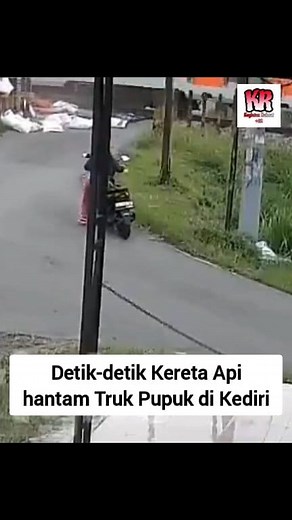 DETIK-DETIK TERJADI KECELAKAAN KERETA API VS TRUK PUPUK DI KEDIRI KEDIRI - terjadi insiden lalu lintas antara kereta api dengan truk di Desa Seketi Kecamatan Ngadiluwih Kabupaten Kediri, Senin (10/3/2025) Tabrakan terjadi antara truk bak terbuka dengan Kereta Api (KA) Kertanegara jurusan Malang-Purwokerto. Kecelakaan itu terjadi di perlintasan sebidang tanpa palang pintu di Desa Seketi, Kecamatan Ngadiluwih, Kabupaten Kediri sekitar pukul 11.00, Senin (10/3). Akibatnya, sopir truk, Dafiq Ainul F