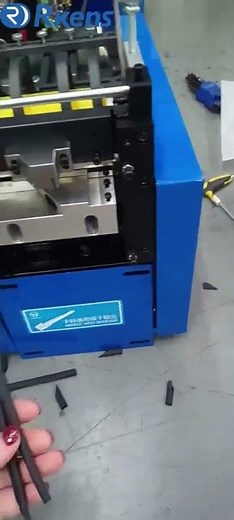 Automatic flexible tube cutter machine with one end cutting angle YS-100
